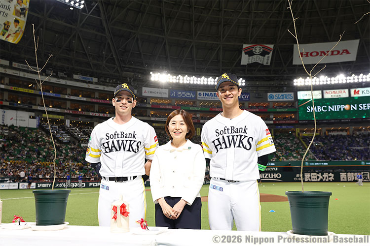 試合前には栗原陵矢、柳町達が参加してアオダモ植樹セレモニーが行われた