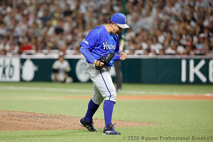 7回裏1死二塁、代打・山本祐大のピッチャーライナーを併殺にし、ガッツポーズを見せる東克樹