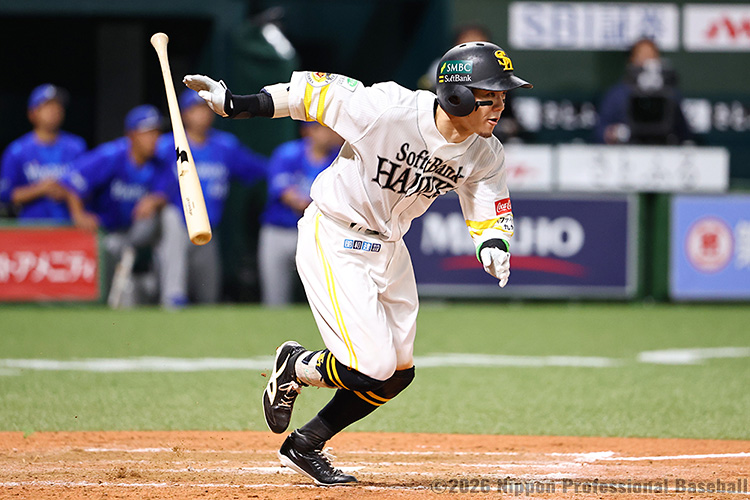 9回裏2死二塁、牧原大成がライト前タイムリーヒットを放ち、ソフトバンクが同点に追いつく