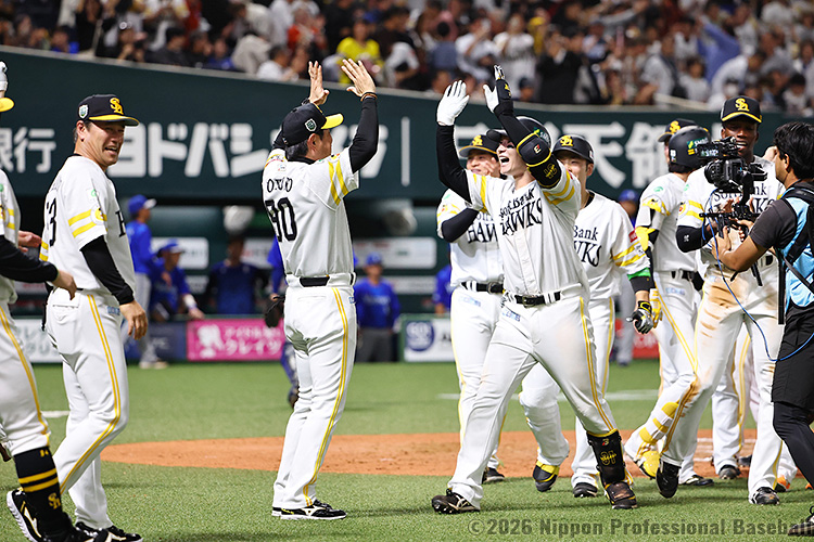 正木智也とハイタッチを交わす小久保裕紀監督