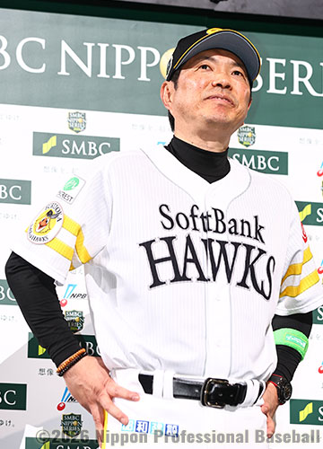 勝利監督インタビューを受ける小久保裕紀監督