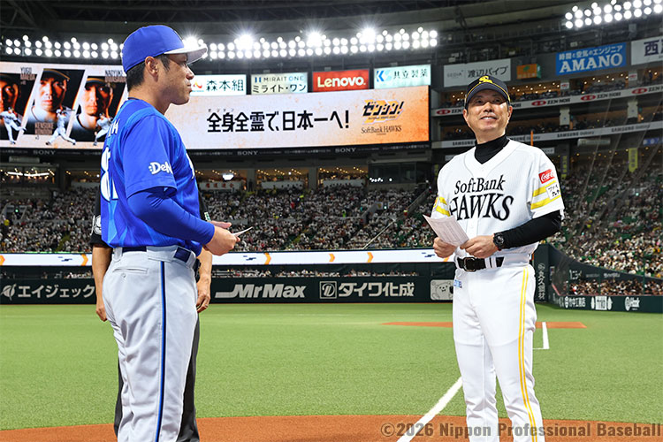 試合開始前にメンバー表を交換する相川亮二監督と小久保裕紀監督
