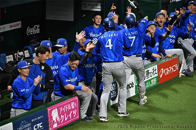 ホームランを放った佐野恵太を出迎えるDeNAベンチ