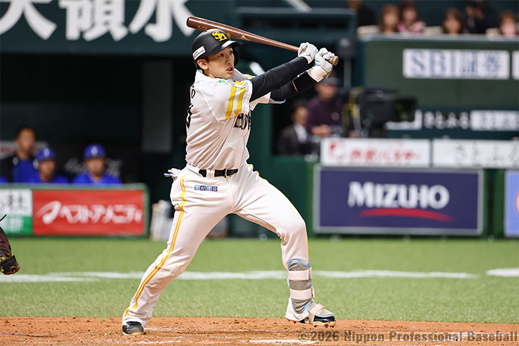 4回裏2死一、二塁、山本祐大がライト線タイムリースリーベースを放ち、ソフトバンクが同点に追いつく
