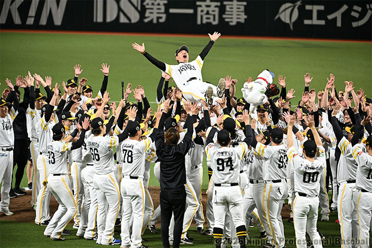 胴上げされる小久保裕紀監督