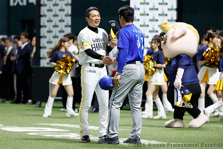 健闘をお互いに称えあう小久保裕紀監督と相川亮二監督