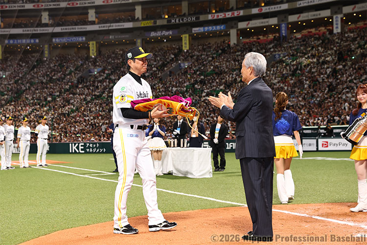 榊󠄀原定征コミッショナーからペナントとチャンピオンフラッグを贈呈される小久保裕紀監督