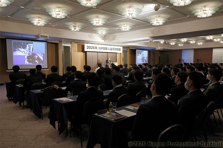 講義を聴く新人選手たち